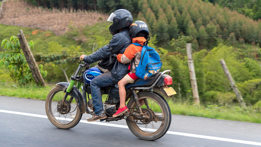 ¿Como debo llevar a los niños en moto y a partir de qué edad? 2 Niño en moto