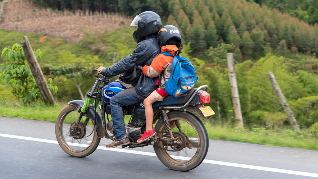 Niño en moto