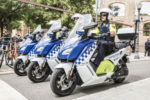 BMW y Alphabet hacen entrega de más motos eléctricas a la Guardia Urbana de Barcelona