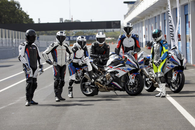 Mono ProRace de BMW: personalización y seguridad para el circuito 1 p90341071highresbmw motorrad suit pr