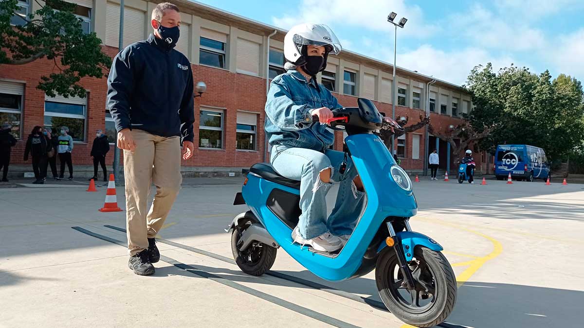 NIU apuesta por la educación vial con cursos de conducción en colegios 1 photo 2021 01 19 14 26