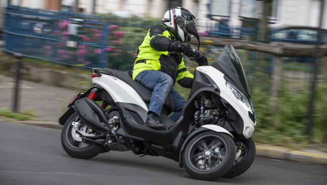 Scooter de tres ruedas: los 5 mejores modelos que puedes conducir con el carnet de coche