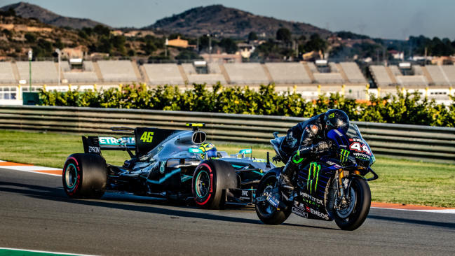 Valentino Rossi y Lewis Hamilton intercambian monturas en Cheste