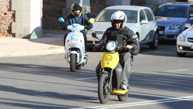 Fotos comparativa Moving vs e-Cooltra 1 Probamos los principales servicios de Motosharing en España