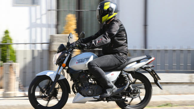 Prueba Keeway RKS 125: de casta le viene al galgo