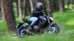 Fotos de la Yamaha MT-07 en acción