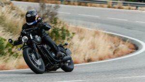 Fotos de la Triumph Bonneville Bobber Black en acción