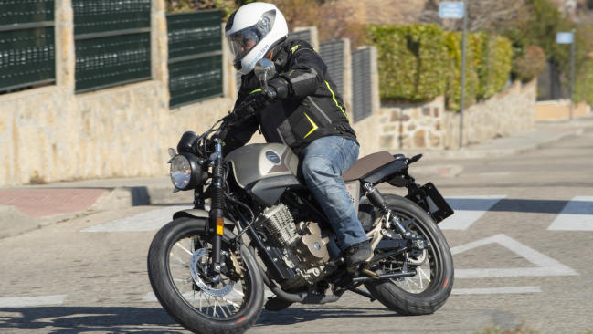 Fotos de la MH Revenge 125 en acción 1 Prueba MH Revenge 125: tan retro como sport