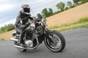 Alan Cathcart se sube a la Brough Superior SS 100