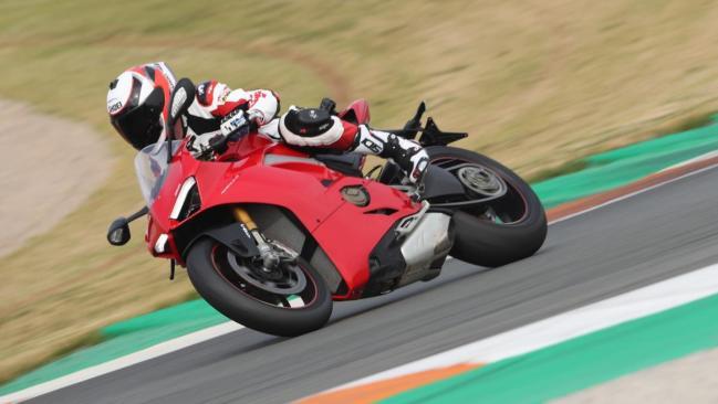 Prueba Ducati Panigale V4: la primera de la historia