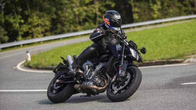 Fotos: Prueba de la KTM 890 Duke R 1 Prueba KTM 890 DUKE R en exclusiva: el Diablo hecho <em>twin</em>