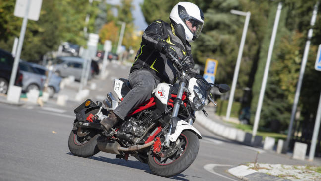 Fotos de la Benelli Tornado Naked T 125 en acción 1 Prueba Benelli Tornado Naked T 125: Bomba en 12″.