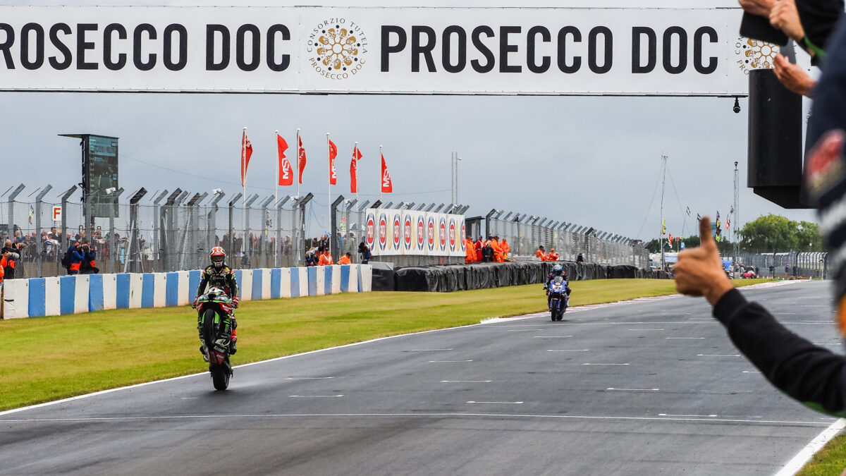 WSBK Donington Park: Rea vence en la 1ª manga y aprovecha el cero de Bautista para liderar el Mundial 1 reavictoriadoningtonpark