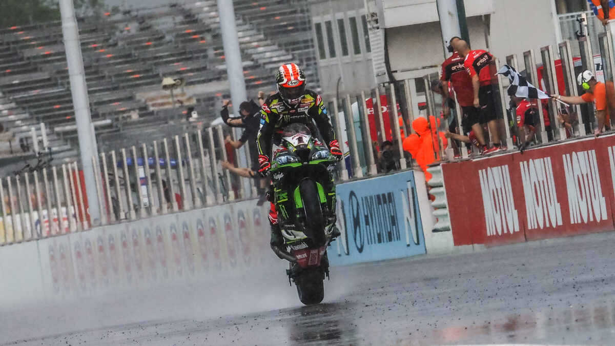 WSBK Misano: Rea recorta distancias con Bautista tras ganar una 1ª manga marcada por la lluvia 1 reavictoriamisano 1