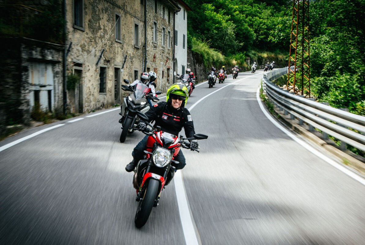 Cómo rodar en moto en grupo 1 ruta