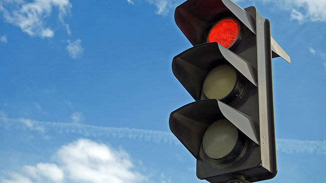 ¿Cuál es la multa por saltarme un semáforo en rojo?