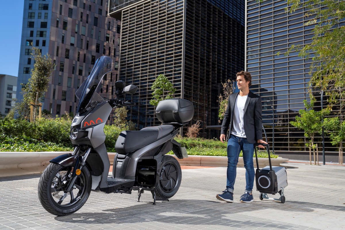 Qué carnet necesitas para conducir una moto eléctrica 3 seat mo