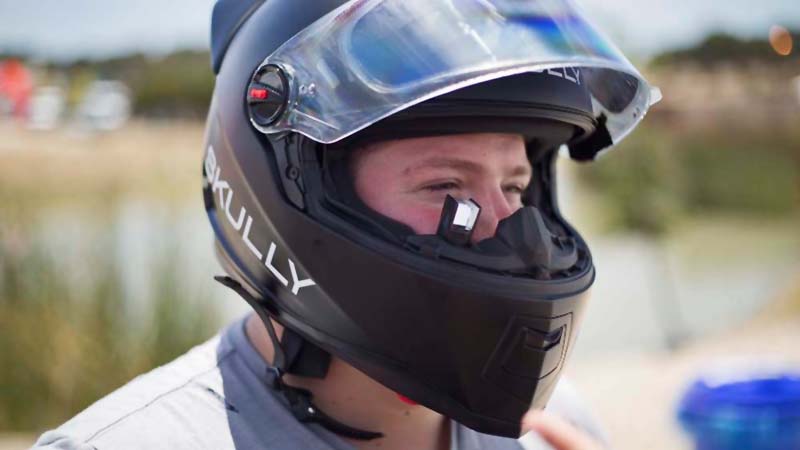 VÍDEO: funciona Skully, el casco de moto que puede evitarte las caídas