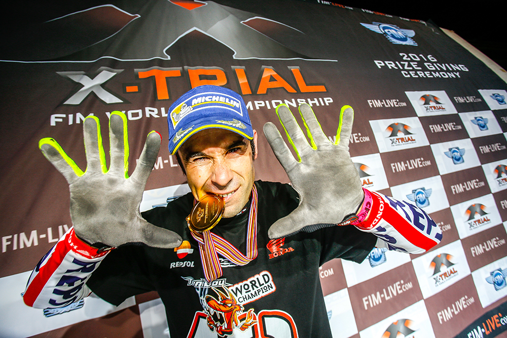 Toni Bou reina en Marsella y consigue su décimo Mundial de Trial Indoor 1 toniboucampeondelmundotrial