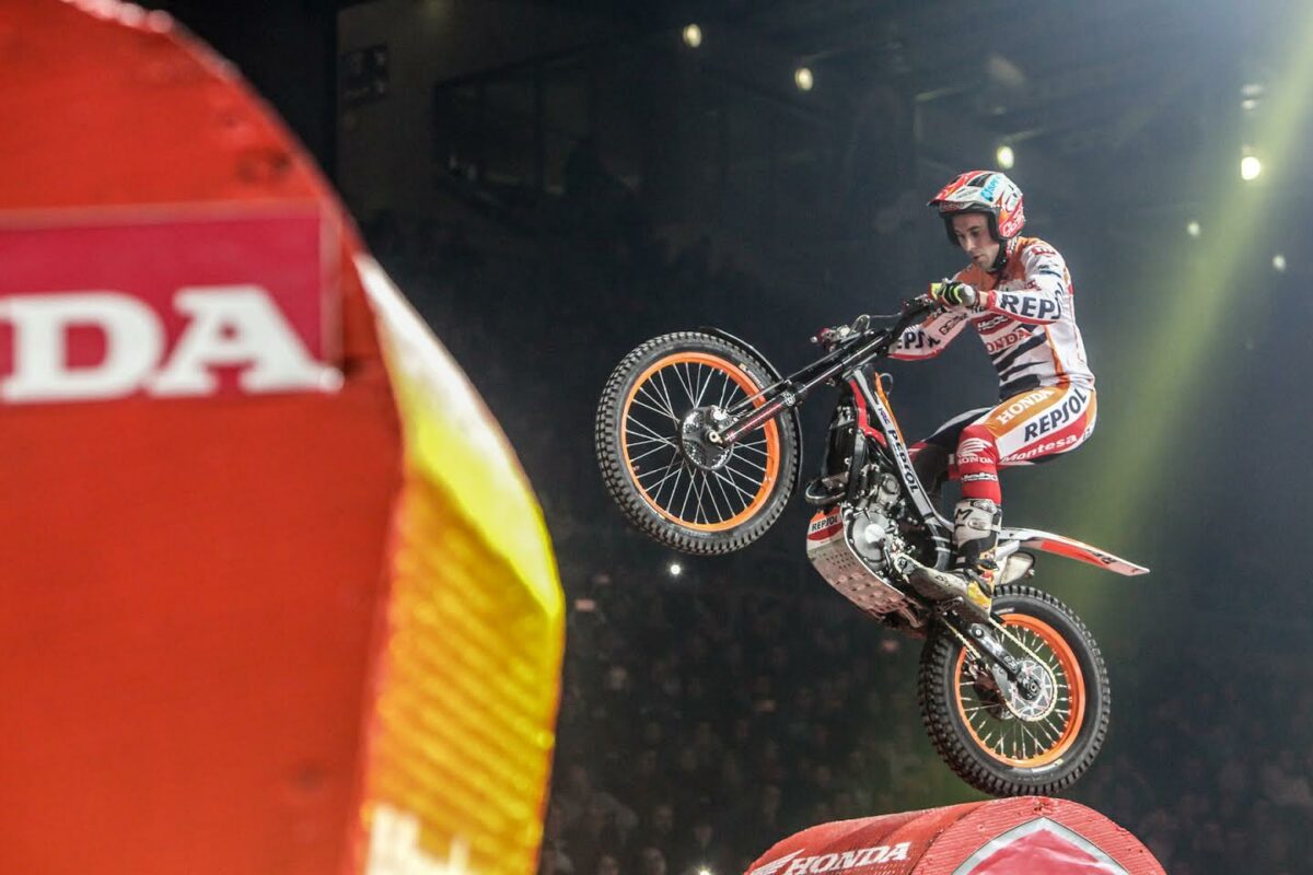 Toni Bou conquista el Palau Sant Jordi y es nuevo líder del Mundial de Trial Indoor 1 toniboutrialindoorbarcelona