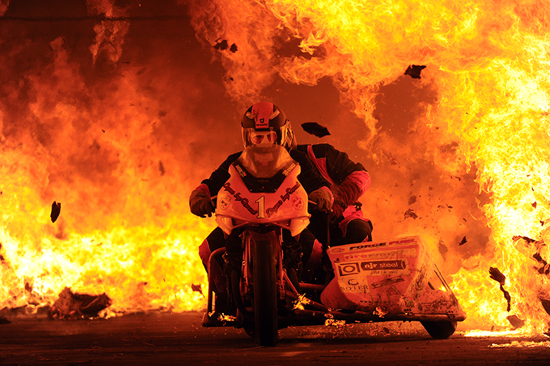 8 Récords Guinness en moto 1 tunel fuego 1