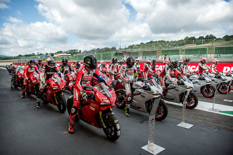 ¿Tienes una Ducati? Ahora puedes dar una vuelta gratis al circuito de Montmeló 1 vueltaducatiamontmelo 1