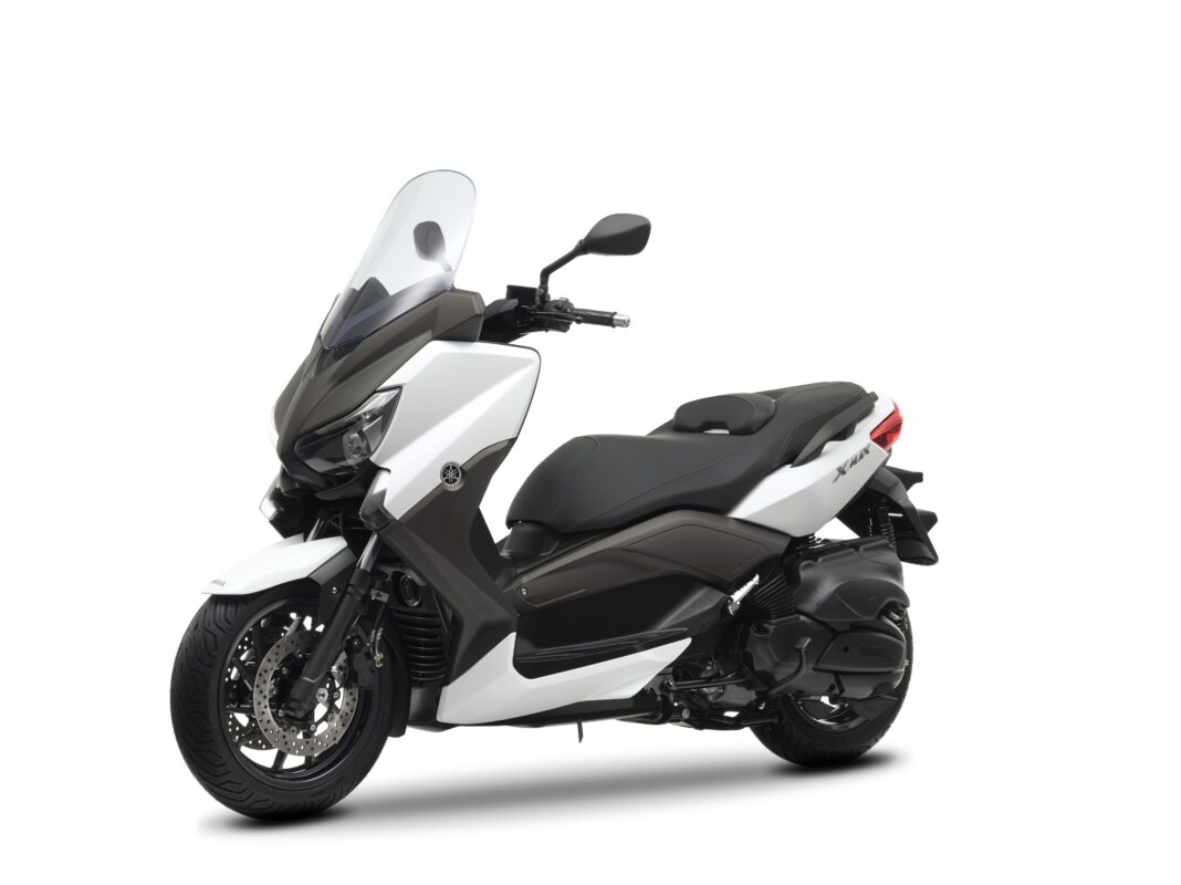 Yamaha lanza su nueva X-MAX 400 1 yamaha2992592013yamxmax400eumwm3stu007