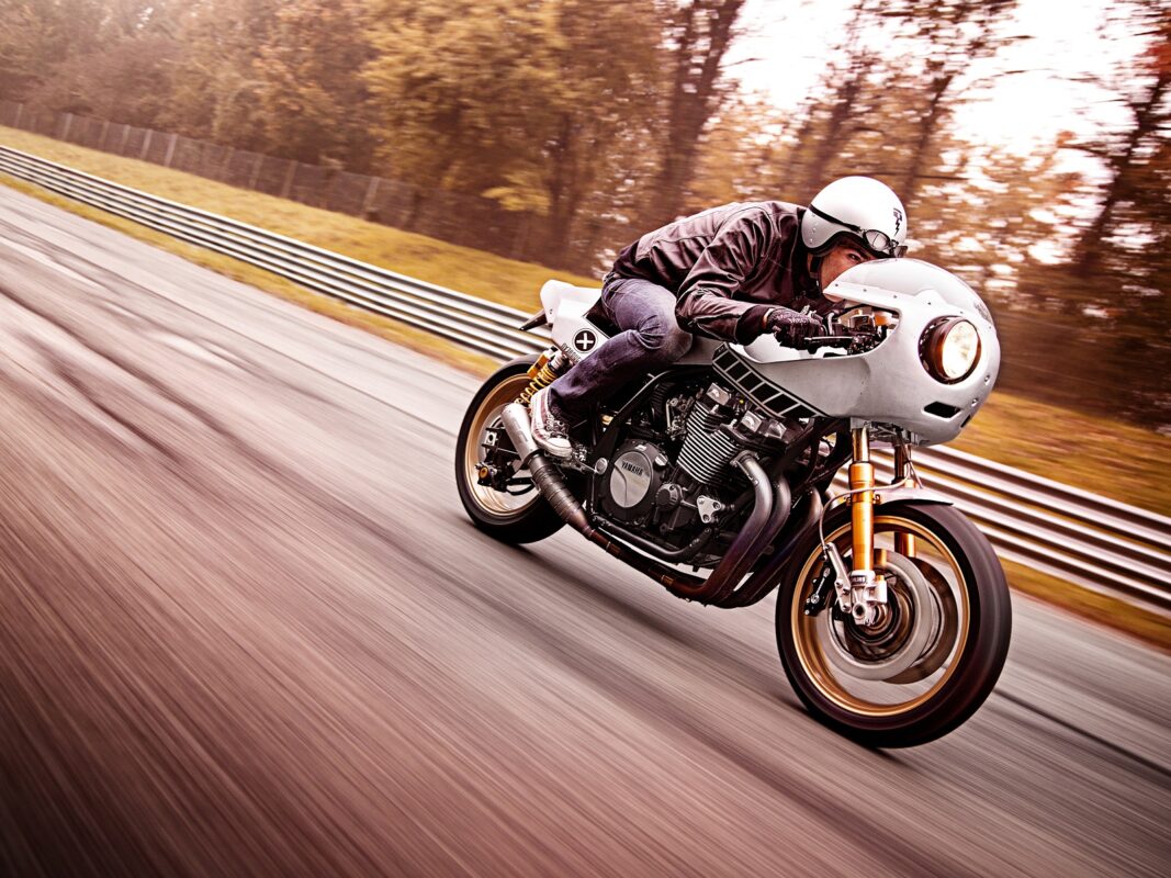 Yamaha XJR 1300 by Deus: la mano de Dios 1 yamaha3647802014yamxjr1300erdeuseucustomact001
