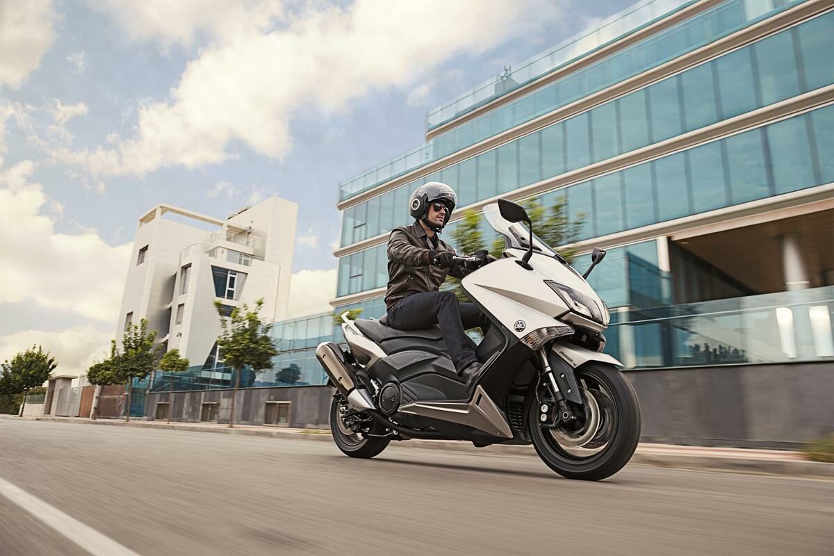 Los nuevos scooter de Yamaha para 2016 1 yamahatmax530luxmax