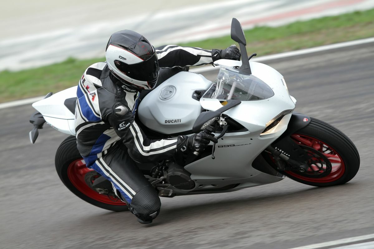 Ismael Bonilla prueba la nueva Ducati 899 Panigale 1 zamp2860