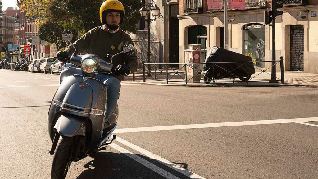 Enchufes domésticos en las calles y exención del IVA: las propuestas Velca para impulsar a la moto eléctrica 11 Velca y Michelin