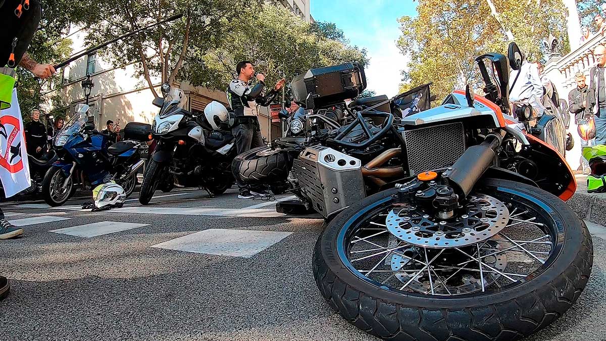 Más de 20.000 motoristas se echaron a las calles en defensa de sus derechos 1 manifestacion barcelona 2020
