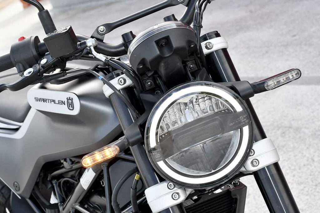 Prueba Husqvarna Svartpilen 125: La ciudad oscura 11 Husqvarna Svartpilen 125