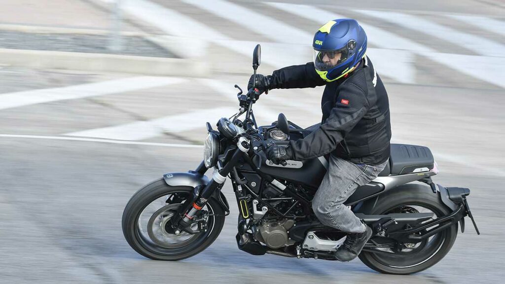 Prueba Husqvarna Svartpilen 125: La ciudad oscura 13 Husqvarna Svartpilen 125