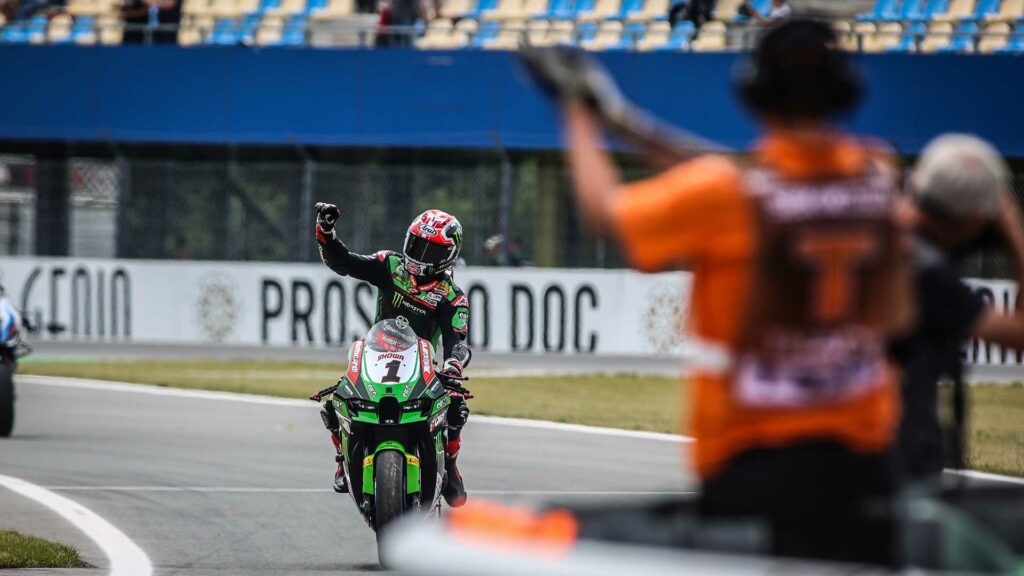 WSBK Assen: Rea conquista el triplete en la Catedral tras una bonita batalla con Locatelli 12 09430 DCP R5 Action
