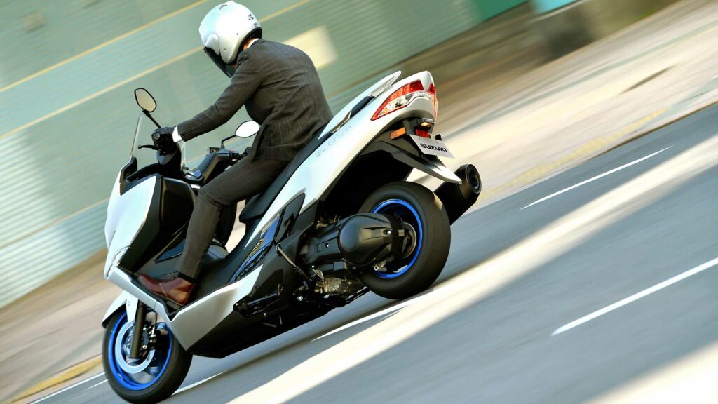 Nuevo Suzuki Burgman 400: nueva imagen y homologación Euro 5 12 suzuki-burgman-400-2021