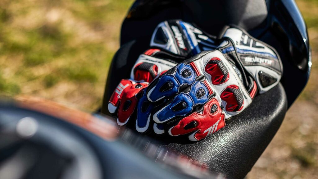 Protección y tacto de competición con estos guantes de Seventy Degrees 9 seventy-degrees-sd-r12