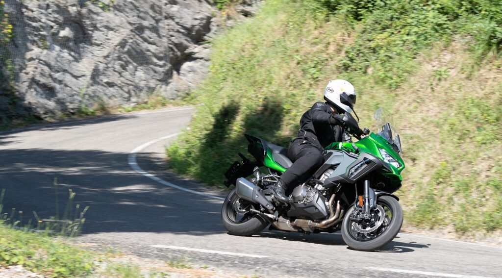 ¿Moto trail o touring? No tienes por qué elegir 17 kawasak versys 1000 se 2021 13