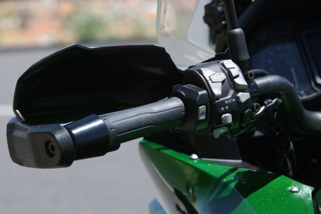 ¿Moto trail o touring? No tienes por qué elegir 15 kawasak versys 1000 se 2021 24