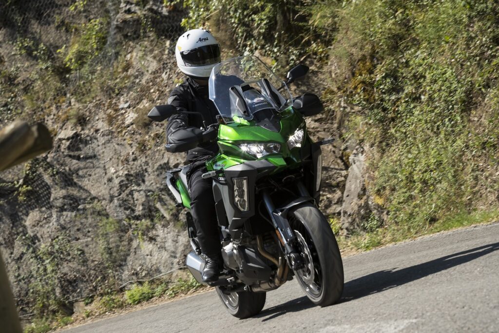 ¿Moto trail o touring? No tienes por qué elegir 22 kawasak versys 1000 se 2021 4