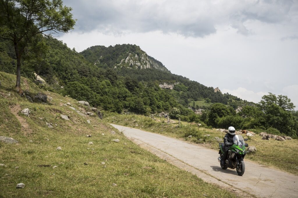 ¿Moto trail o touring? No tienes por qué elegir 19 kawasak versys 1000 se 2021 8