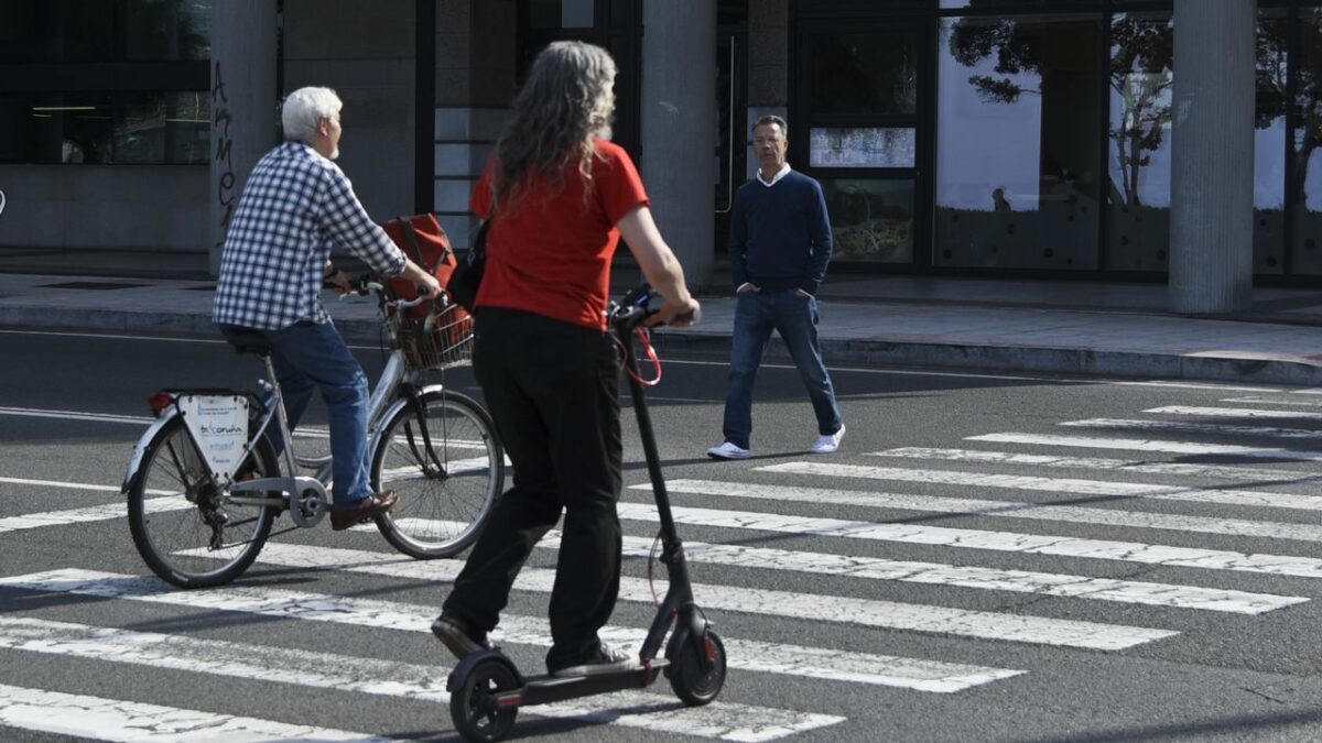 bici y patinete electrico en ciudad