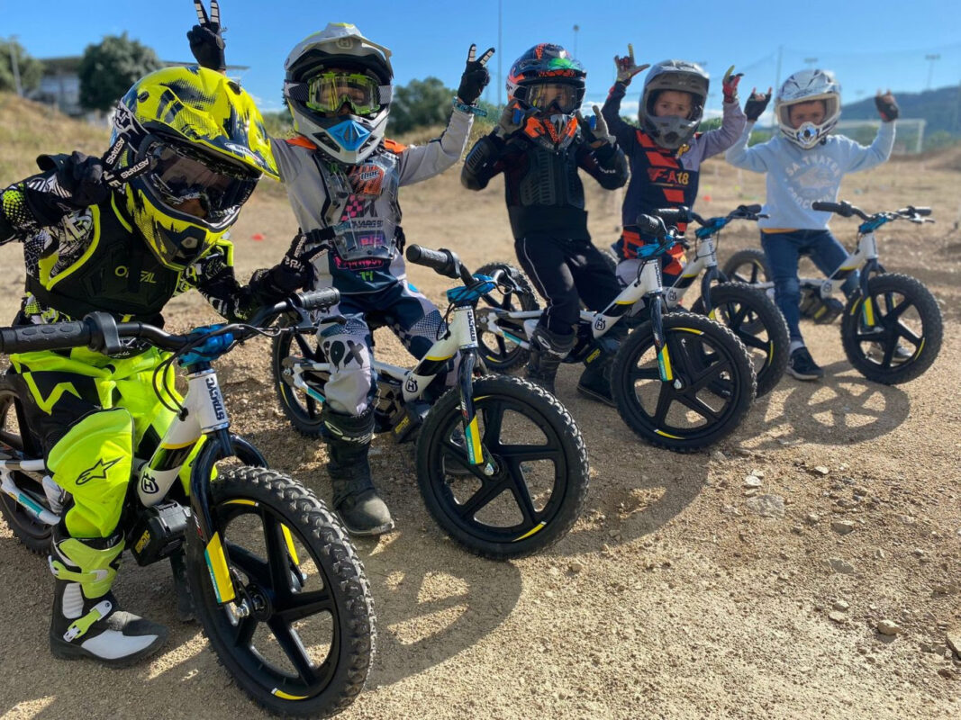 Oso polar ojo Positivo El Ayuntamiento de Moralzarzal ofrecerá en su programa de extraescolares  clases de motocross para niños de a partir de 3 años - Formulamoto