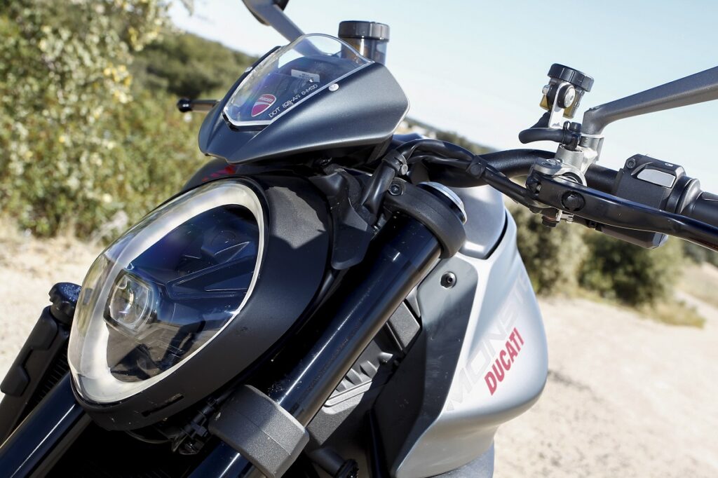 Así se muestra una de las naked de referencia en su versión actualizada 11 Ducati Monster 1