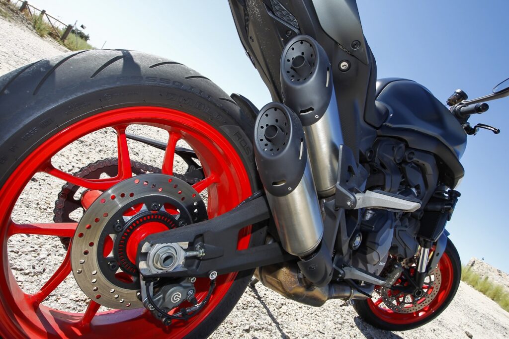 Así se muestra una de las naked de referencia en su versión actualizada 12 Ducati Monster 2