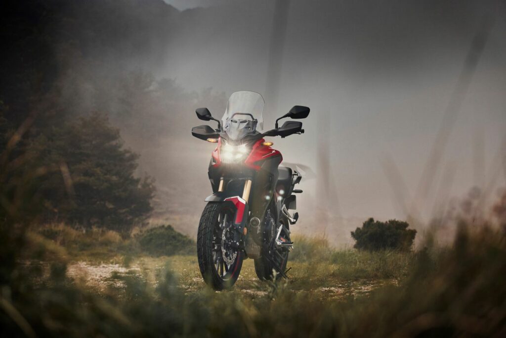 La Honda CB500X es una moto trail que está en oferta con Honda Plus Go! de serie, matricula incluida 11 Honda CB500X