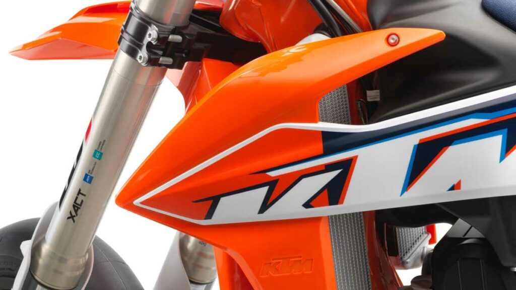 KTM 450 SMR 2022: pequeños ajustes para seguir siendo la reina del Supermotard 12 ktm-450-smr-2022