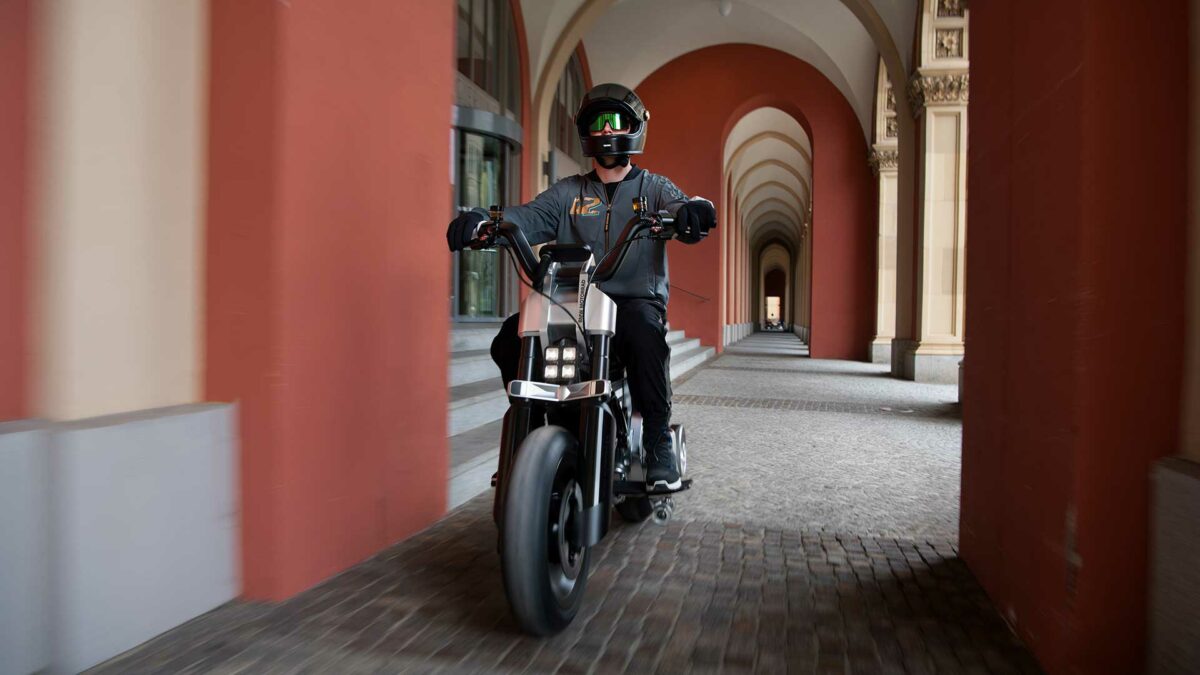 Fotos: BMW Motorrad Concept CE 02 1 BMW Motorrad Concept CE 02: su nuevo prototipo 100% eléctrico que se puede conducir con el carnet de coche