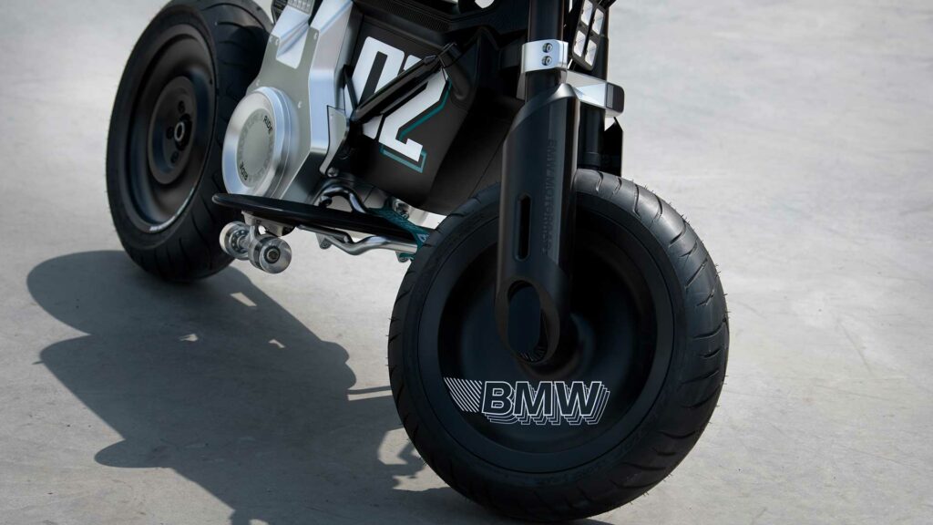BMW Motorrad Concept CE 02: su nuevo prototipo 100% eléctrico que se puede conducir con el carnet de coche 13 bmw-motorrad-concept-ce-02