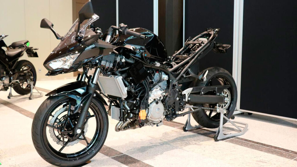 Kawasaki trabaja en una moto con un motor híbrido 11 kawasaki-modelo-hibrido